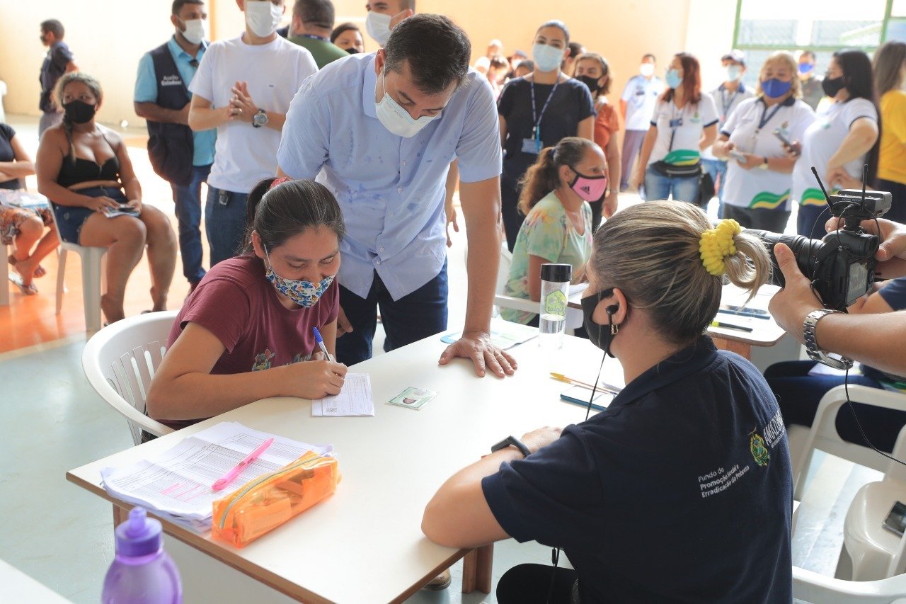 Governo do Amazonas inicia nova etapa de entrega do cart&atilde;o Aux&iacute;lio Estadual  Permanente - R&aacute;dio e TV Encontro das &Aacute;guas
