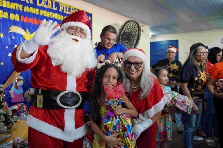 Alunos de escola estadual de Manaus recebem presentes em ação de Natal dos Correios