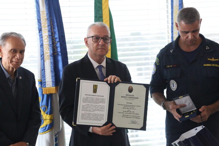 Marinha homenageia Oswaldo Lopes com a Medalha Mérito Tamandaré