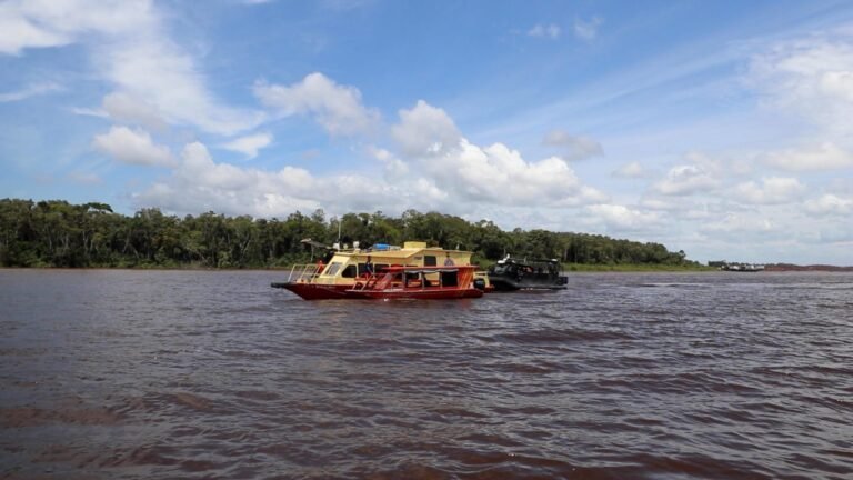 Bombeiros percorrem 10 km em buscas após naufrágio no rio Amazonas