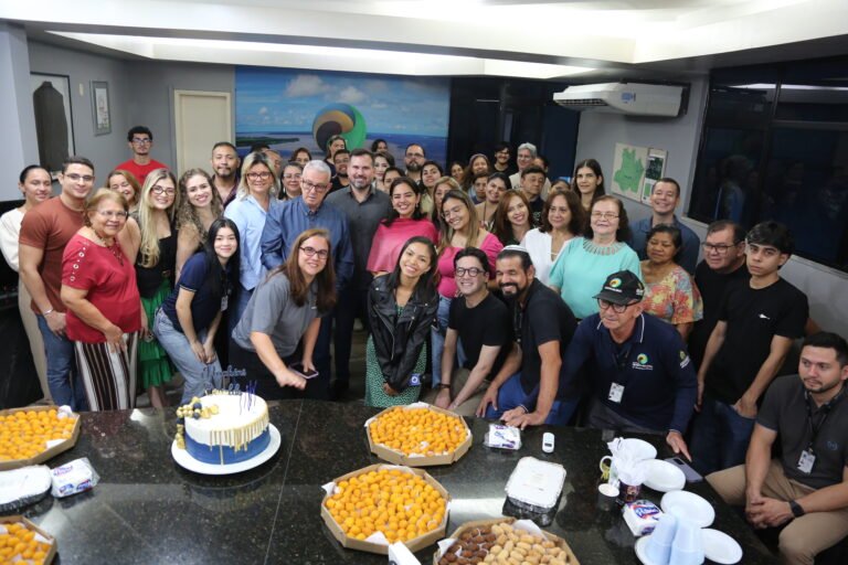 Presidente do Sistema Encontro das Águas, Oswaldo Lopes, celebra 72 anos com homenagem de servidores