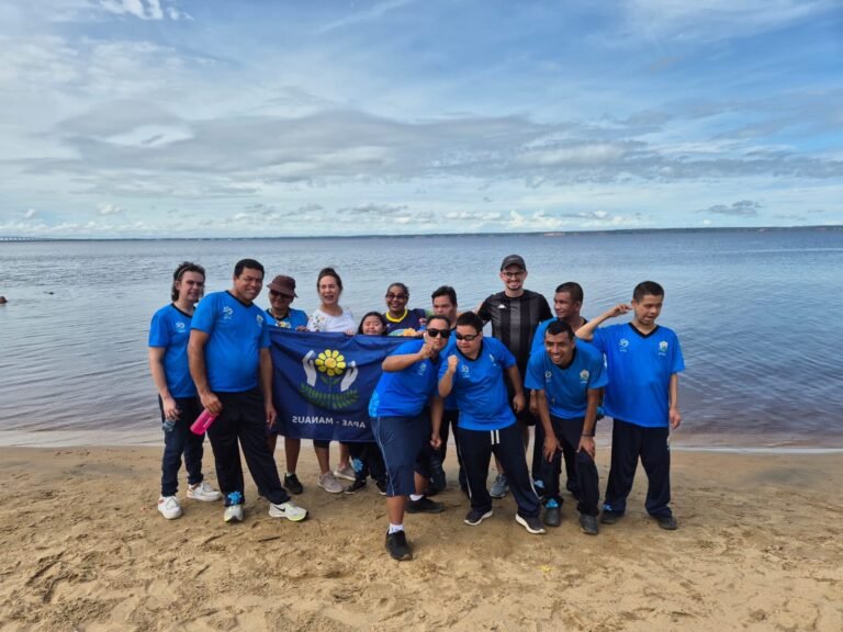 Assistidos da Apae Manaus participam de passeio na Ponta Negra por meio do Programa Mais Acesso, da UEA