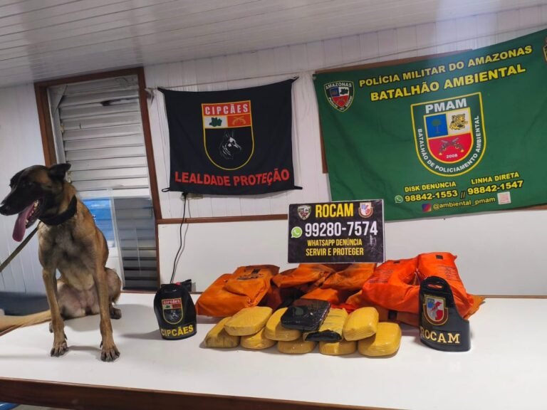 Base Tiradentes:  Cão policial encontra 12 kg de entorpecentes escondidos dentro de colete salva vidas