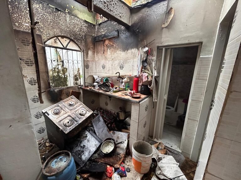 Corpo de Bombeiros é acionado após vazamento de gás causar explosão em residência e deixar uma pessoa ferida