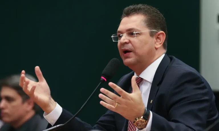 PL anuncia apoio ao fim da escala 6×1 e defende modelo 4×3