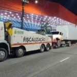 Detran-AM autua caminhoneiro após colisão com poste em Manaus