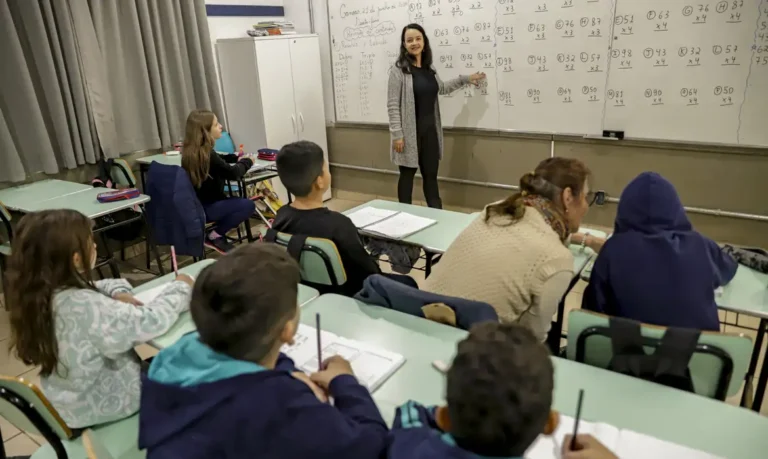 Senado aprova piso nacional de R$ 5.130 para professores da educação básica