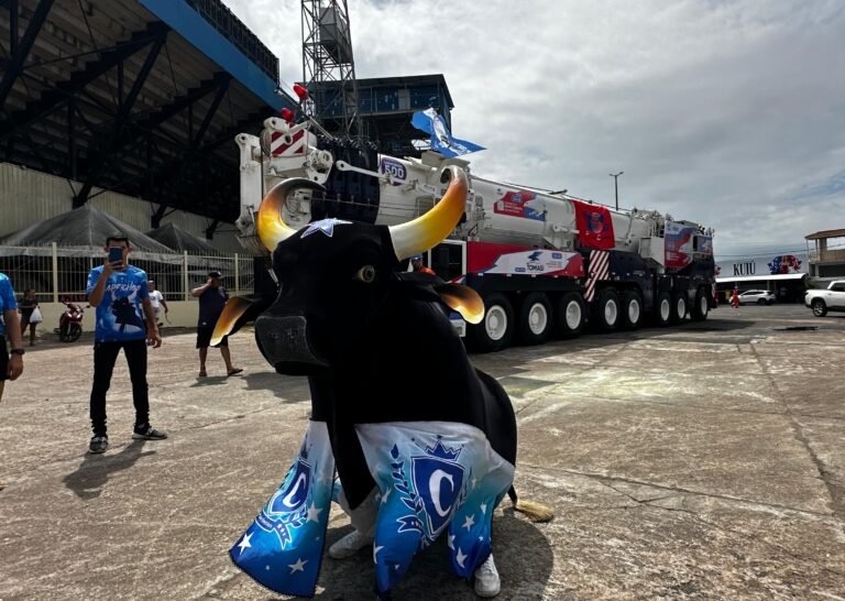 Guindaste gigante chega para alegorias do Caprichoso