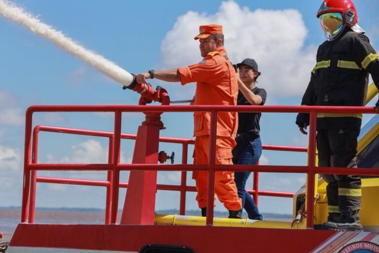 Festival de Parintins 2026: Corpo de Bombeiros realiza simulado de combate a incêndio em embarcação na orla da cidade