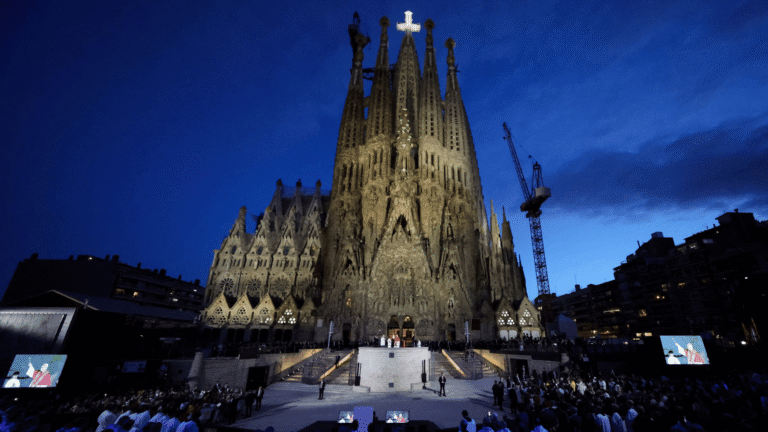 Espetáculo de luzes e drones marca inauguração de Torre de Jesus Cristo