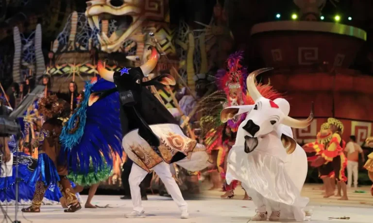 Bois apresentam fé, resistência e encantamento no Festival Folclórico de Parintins