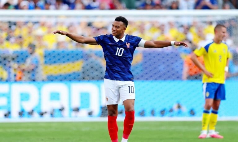 Mbappé marca duas vezes, França vence a Suécia e confirma vaga nas oitavas da Copa