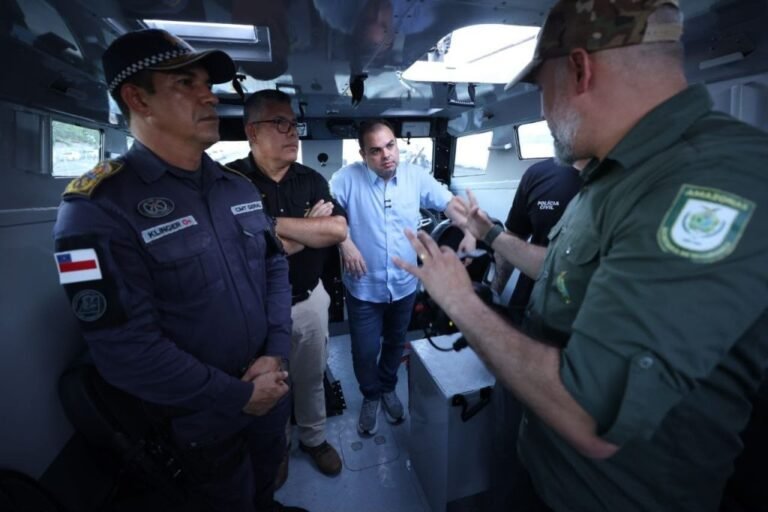 Governo entrega lanchas blindadas para combater narcotráfico no AM